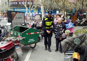 老人身體不適，幸遇宗保隊員 --臨平市容項目將身體不適老人送回家