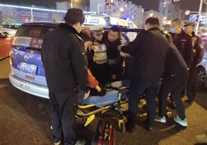 樂于助人系列報道，救助路邊病人與協(xié)助游客找到愛車