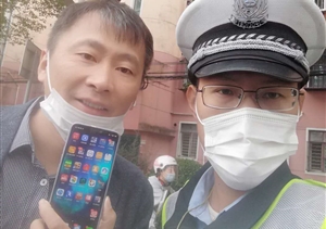 輔警護(hù)校撿手機(jī)  拾金不昧歸原主--虹橋交通輔警項目隊員撿到手機(jī)