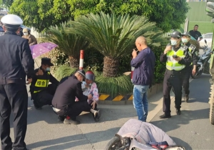 巡邏途中遇車禍 緊急救助顯擔當—閑林街道城管項目隊員救助車禍受