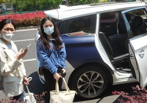 醫(yī)護人員招手求助 隊員驅車送至方艙